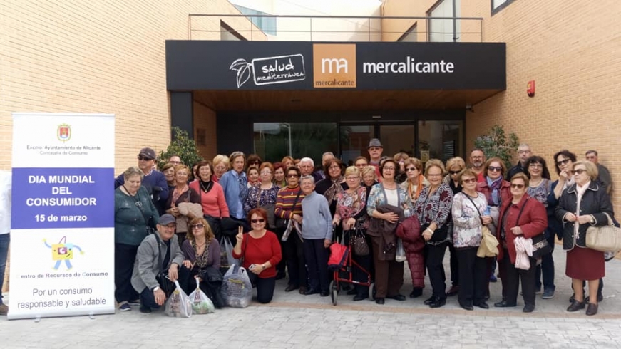 UN GRUPO DE 55 ALICANTINOS VISITAN LAS INSTALACIONES DE MERCALICANTE CON MOTIVO DE LA SEMANA DEL CONSUMIDOR