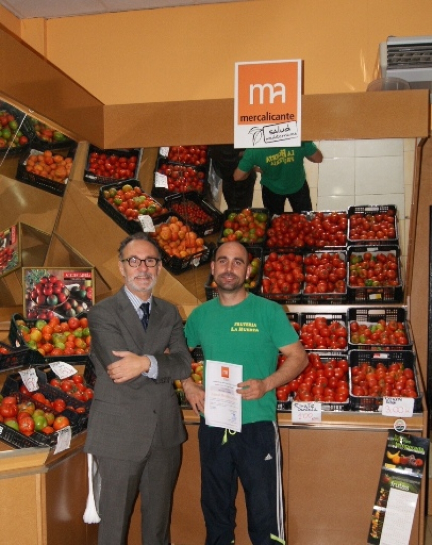 La marca Mercalicante ‘Salud mediterránea’ certifica a la frutería La Huerta de Alicante